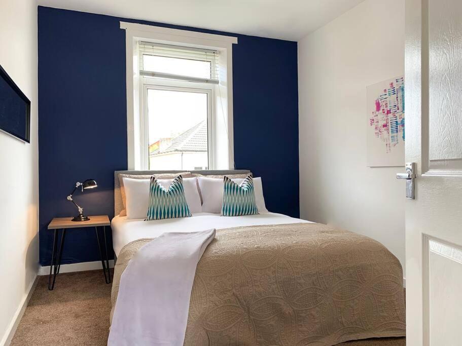 Modern And Vibrantly Designed Apartment Motherwell Exterior photo