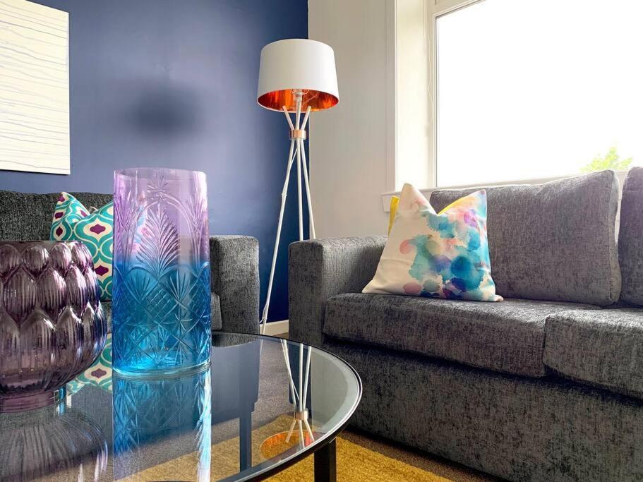 Modern And Vibrantly Designed Apartment Motherwell Exterior photo