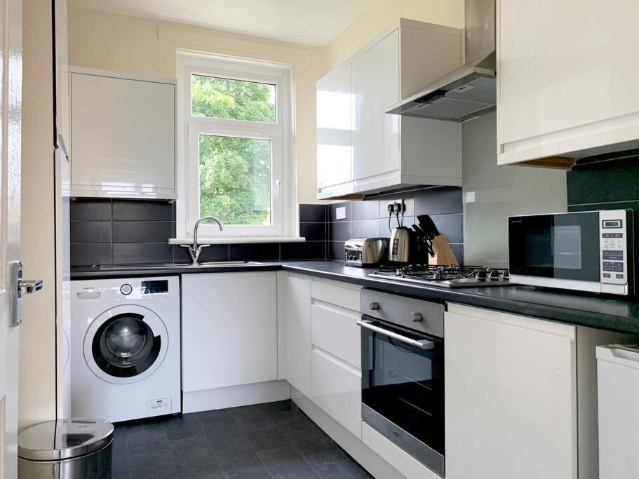 Modern And Vibrantly Designed Apartment Motherwell Exterior photo