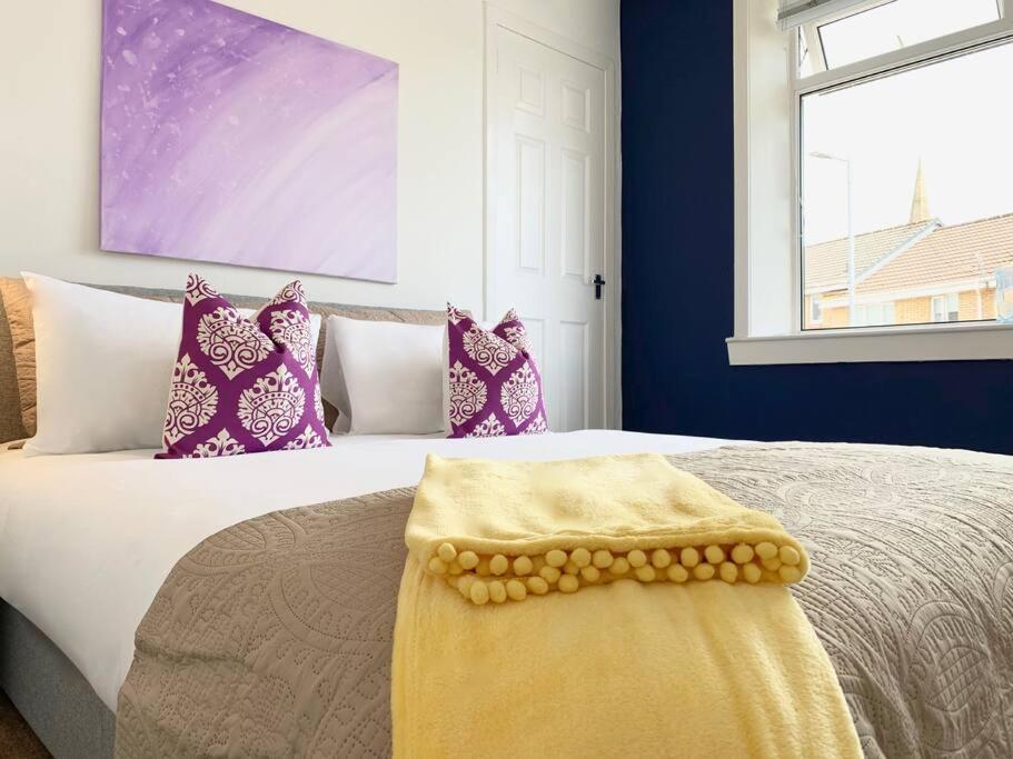 Modern And Vibrantly Designed Apartment Motherwell Exterior photo